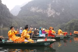 Các nghệ sỹ biểu diễn nhạc cung đình triều Nguyễn trên tuyến du lịch mới khai trương. (Ảnh: Ninh Đức Phương/TTXVN)