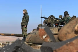 Binh sỹ quân đội Chính phủ Syria triển khai tại Jabal al-Hass, tỉnh Aleppo. (Nguồn: AFP/TTXVN)