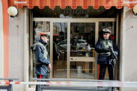 Cảnh sát Italy điều tra tại hiện trường một vụ xả súng ở Macerata. (Nguồn: AFP/TTXVN)