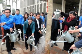 Chủ tịch Quốc hội Nguyễn Thị Kim Ngân và các Phó Chủ tịch Quốc hội dự và trồng một số cây Hoa ban do chính quyền và nhân dân các dân tộc tỉnh Điện Biên tặng. (Ảnh: Trọng Đức/TTXVN)