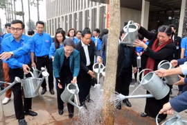 Chủ tịch Quốc hội Nguyễn Thị Kim Ngân và các Phó Chủ tịch Quốc hội dự và trồng một số cây Hoa ban do chính quyền và nhân dân các dân tộc tỉnh Điện Biên tặng. (Ảnh: Trọng Đức/TTXVN)