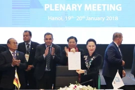 Chủ tịch Quốc hội Nguyễn Thị Kim Ngân với tuyên bố chung APPF-26. (Ảnh: Trọng Đức/TTXVN)