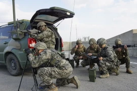 Binh sỹ Mỹ và Hàn Quốc tham gia cuộc tập trận chung trên đảo Baekryeong, Hàn Quốc. (Nguồn: Yonhap/TTXVN)