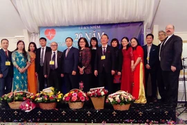 Đại sứ Việt Nam tại Liên bang Nga Ngô Đức Mạnh chụp ảnh với các lãnh đạo và đối tác của Hội. (Ảnh: Tâm Hằng/TTXVN)