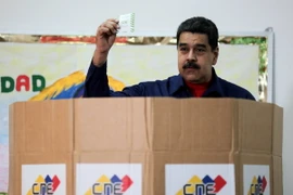 Tổng thống Venezuela Nicolas Maduro bỏ phiếu trong cuộc bầu cử địa phương tại Caracas. (Nguồn: THX/TTXVN)
