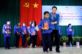 Chủ tịch Quốc hội Nguyễn Thị Kim Ngân trao quà Tết cho các em học sinh. (Ảnh: Trần Thị Thu Hiền/TTXVN)