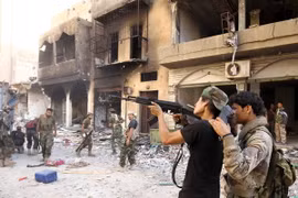 Binh sỹ thuộc lực lượng Quân đội quốc gia Libya trong chiến dịch truy quét phiến quân ở Benghazi. (Nguồn: AFP/TTXVN)