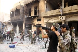 Binh sỹ thuộc lực lượng Quân đội quốc gia Libya trong chiến dịch truy quét phiến quân ở Benghazi. (Nguồn: AFP/TTXVN)