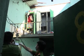 Lực lượng chức năng điều tra vụ nổ. (Ảnh : Nguyễn Văn Việt/TTXVN)