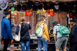 Hàng hóa được bày bán tại một khu chợ ở quận Notting Hill, London. (Nguồn: AFP/TTXVN)