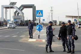 Lực lượng an ninh Palestine gác tại khu vực cửa khẩu Rafah. (Nguồn: AFP/TTXVN)