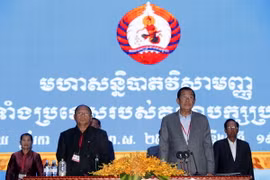 Chủ tịch Đảng Nhân dân Campuchia (CPP),Thủ tướng Samdech Techo Hun Sen (phải) và Chủ tịch danh dự CPP, Chủ tịch Quốc hội Samdech Heng Samrin (trái) tham dự Hội nghị của CPP ở Phnom Penh. (Nguồn: THX/TTXVN)