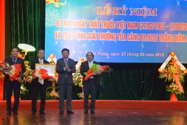 Phó Bí thư Thường trực Thành ủy Đà Nẵng Võ Công Trí trao Huân chương Lao động hạng Nhì cho Trung tâm Y tế quận Hải Châu. (Ảnh: Đinh Văn Nhiều/TTXVN)