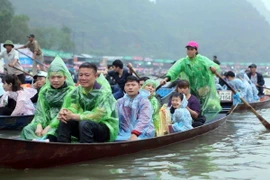 Đò chở du khách hành hương tấp nập trên dòng suối Yến trước ngày khai hội. (Ảnh: Quý Trung/TTXVN)