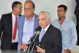 Tổng thống Brazil Michel Temer (giữa) trong một cuộc họp báo tại Rio de Janeiro. (Nguồn: AFP/TTXVN)