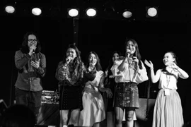 Các bạn sinh viên cháy hết mình trong đêm diễn. (Ảnh: Vũ Thị Thúy Hà/TTXVN)