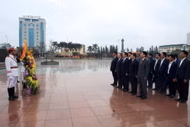 Phó Thủ tướng Vương Đình Huệ cùng các lãnh đạo tỉnh Hưng Yên dâng hoa, tưởng nhớ cố Tổng Bí thư Nguyễn Văn Linh. (Nguồn: baochinhphu.vn)