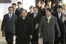 Trưởng ban Mặt trận Thống nhất Đảng Lao động Triều Tiên Kim Yong-chol (phía trước) tới dự lễ bế mạc Olympic PyeongChang, Hàn Quốc. (Nguồn: Yonhap/TTXVN)