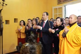 Chủ tịch nước Trần Đại Quang dâng hương tưởng niệm Chủ tịch Hồ Chí Minh tại Nhà 67 trong Khu Di tích Phủ Chủ tịch. (Ảnh: An Đăng/TTXVN)