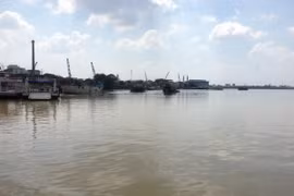 Sông Đồng Nai đoạn chảy qua địa bàn thành phố Biên Hòa bị ô nhiễm nặng bởi nước thải công nghiệp và nước thải sinh hoạt xả thẳng ra sông. (Ảnh: Sỹ Tuyên/TTXVN)