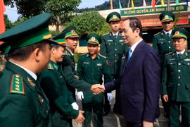 Chủ tịch nước Trần Đại Quang với cán bộ, chiến sỹ đồng Biên phòng Rờ Kơi. (Ảnh: Nhan Sáng/TTXVN)