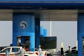 Người dân đổ xăng tại trạm xăng ở Dubai, Các tiểu vương quốc Arab thống nhất (UAE) ngày 24/11. (Nguồn: AFP/TTXVN)