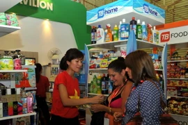 Giới thiệu sản phẩm Việt Nam tại Hội chợ Quốc tế La Habana 2015. (Ảnh: Lê Hà/TTXVN)