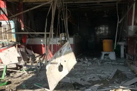 Một cửa hiệu bị phá hủy trong cuộc không kích ngày 22/12. (Nguồn: THX/TTXVN)