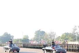 Buổi lễ bắt đầu bằng mà duyệt đội hình của Lãnh đạo Bộ Quốc phòng Lào. (Ảnh: Phạm Kiên/TTXVN)