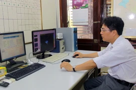 Nhân viên trạm radar của Đài khí tượng Thủy văn khu vực Bắc Bộ trực 24/24 để cập nhật những thông tin về thời tiết. (Ảnh: Thế Duyệt/TTXVN)