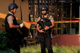 Cảnh sát gác tại hiện trường vụ nổ ở thủ đô Jakarka của Indonesia. (Nguồn: AFP/TTXVN)