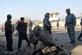 Nhân viên an ninh điều tra tại hiện trường một vụ tấn công tại Afghanistan. (Nguồn: AFP/TTXVN)