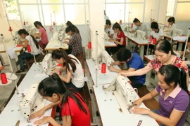 Một lớp đào tạo nghề may. (Ảnh: Anh Tuấn/TTXVN)