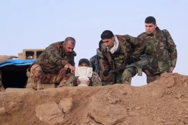 Lực lượng người Kurd Iraq nghiên cứu một máy bay do thám không người lái ở thị trấn Daquq, cách Baghdad 200km về phía bắc ngày 7/12. (Nguồn: AFP/TTXVN)