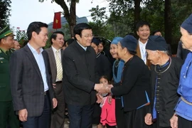 Chủ tịch nước Trương Tấn Sang xã nông thôn mới Phương Độ, thành phố Hà Giang.(Ảnh: Nguyễn Khang/TTXVN)