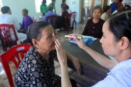 Hội Chữ thập Đỏ Nghệ An khám bệnh, cấp thuốc miễn phí cho người ngèo. (Ảnh: Thanh Tùng/TTXVN)