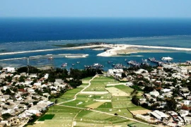 Đảo Lý Sơn nhìn từ đỉnh Thới Lới. (Ảnh: Phước Ngọc/TTXVN)