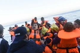 Người di cư tới đảo Lesbos, Hy Lạp sau hành trình vượt biển Aegean từ Thổ Nhĩ Kỳ ngày 14/11. (Nguồn: AFP/TTXVN)