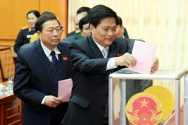 Các đại biểu bỏ phiếu bầu một số chức danh chủ chốt của HĐND và UBND tỉnh Lạng Sơn. (Ảnh:Thái Thuần/TTXVN)