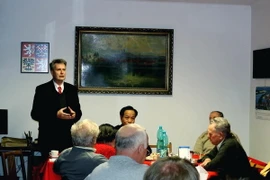 Ông Stanislav Grospič, Phó chủ tịch Ủy ban Pháp luật Hạ viện Séc, Phó chủ tịch Đảng Cộng sản Séc-Morava, phát biểu tại hội thảo về Việt Nam. (Ảnh: Trần Quang Vinh/Vietnam+)