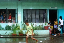 Người dân Philippines sơ tán tới một trường học để tránh bão Melor tại thành phố Legaspi, tỉnh Albay, phía Nam thủ đô Manila ngày 14/12. (Nguồn: AFP/TTXVN)