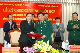 Ông Nguyễn Đức Lợi, Bí thư Đảng ủy, Tổng Giám đốc Thông tấn xã Việt Nam và Trung tướng Phạm Huy Tập, Chính ủy Bộ Tư lệnh Bộ đội Biên phòng ký chương trình phối hợp tuyên truyền. (Ảnh: Doãn Tấn/TTXVN)
