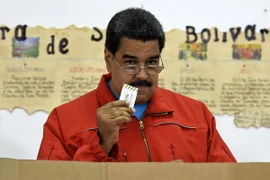 Tổng thống Venezuela Nicolás Maduro bỏ phiếu tại điểm bầu cử ở Caracas ngày 6/12. (Nguồn: AFP/TTXVN)