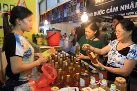 Khách tham quan, mua sắm tại hội chợ vàng khuyến mại Hà Nội. (Ảnh: Vũ Sinh/TTXVN)