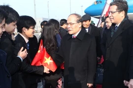 Đại diện Đại hội đại biểu nhân dân Toàn quốc Trung Quốc cùng bà con Việt kiều, cán bộ nhân viên Đại sứ quán Việt Nam đón Chủ tịch Quốc hội Nguyễn Sinh Hùng tại sân bay quốc tế Bắc Kinh. (Ảnh: Nhan Sáng/TTXVN)