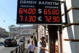 Bảng tỷ giá giữa đồng ruble và USD, đồng ruble và euro tại Moskva ngày 12/8. (Nguồn: AFP/TTXVN)