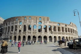 Binh sỹ Italy tuần tra trước Đấu trường La Mã cổ ở Rome ngày 16/11. (Nguồn: AFP/TTXVN)