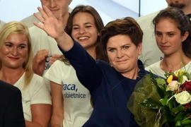 Ứng viên Thủ tướng đảng PiS Beata Szydlo (phải, hàng trên) mừng chiến thắng tại Warsaw ngày 25/10, sau khi kết quả bầu cử sơ bộ được công bố. (Nguồn: AFP/TTXVN)