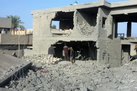 Hiện trường đổ nát sau một vụ không kích của liên quân quốc tế xuống khu vực do IS chiếm giữ ở Fallujah, Iraq ngày 18/12. (Nguồn: THX/TTXVN)