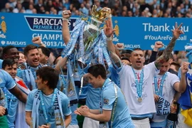 Các cầu thủ CLB Manchester City vui mừng với chức vô địch giải bóng đá Ngoại hạng Anh sau khi đánh bại CLB West Ham United trong trận đấu tại thành phố Manchester ngày 11/5. (Nguồn: AFP/TTXVN)